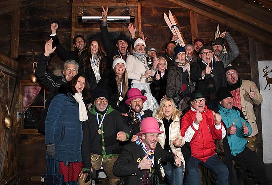 Am Ende gab es nur Sieger bei der Angermaier Eisstock-WM in Tracht am Park Cafe (©Foto: Ingrid Grossmann)